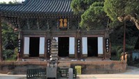 Selain dibuka untuk umum, kuil cantik ini juga menyediakan wisata religi yang super tenang. Traveler bisa beristirahat tanpa melakukan apa pun, membaca buku, menenangkan pikiran di kuil ini. (Yeoju.go.kr)