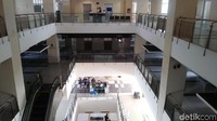 Kondisi di Blok C yang terdiri dari 4 lantai. Lantai tiga yang sedianya akan dipakai untuk foodcourt masih belum difungsikan (Randy/detikcom)