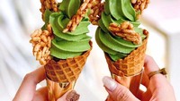 Matcha soft ice cream dipadu dengan rice pop rasa lemon. Krenyes-krenyes dingin! Foto : Instagram @kris-ting