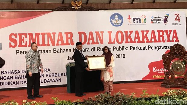 Pemberian penghargaan tokoh penggagas bahasa persatuan Indonesia kepada Mohammad Tabrani