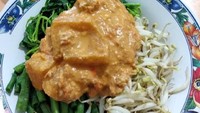 Nah, ini penampakan sayuran rebus yang disiram sambal tumpang, siap santap. Segar mengenyangkan. Foto : Instagram @ucipadmi