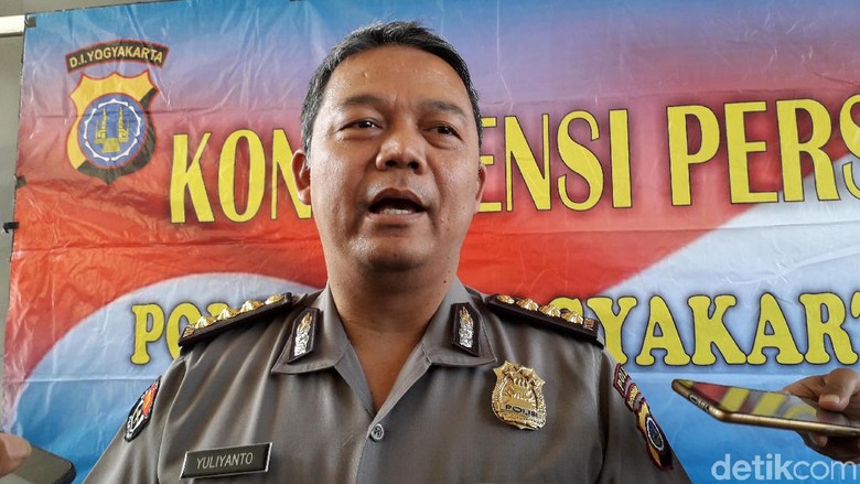 Polisi Datangi Tempat Kerja Pengunggah Video Kucing Mati Dicekoki Ciu Polisi Datangi Tempat Kerja Pengunggah Video Kucing Mati Dicekoki Ciu