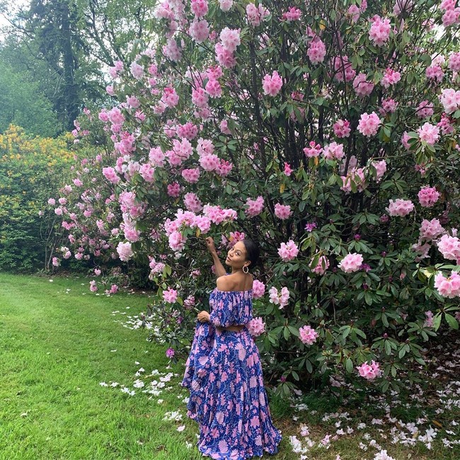 Rumah tersebut hanya bisa ditinggali oleh orang yang berstatus bangsawan. Tidak hanya memiliki ruangan yang megah, namun juga memiliki pekarangan yang super luas. Kawasan perumahan yang telah dibangun sejak abad ke-15 itu memiliki taman yang indah yang sering dijadikan sebagai tempat pemotretan Emma.   Foto: Instagram