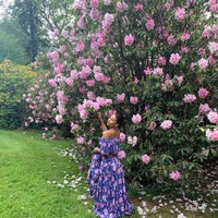 Rumah tersebut hanya bisa ditinggali oleh orang yang berstatus bangsawan. Tidak hanya memiliki ruangan yang megah, namun juga memiliki pekarangan yang super luas. Kawasan perumahan yang telah dibangun sejak abad ke-15 itu memiliki taman yang indah yang sering dijadikan sebagai tempat pemotretan Emma.   Foto: Instagram