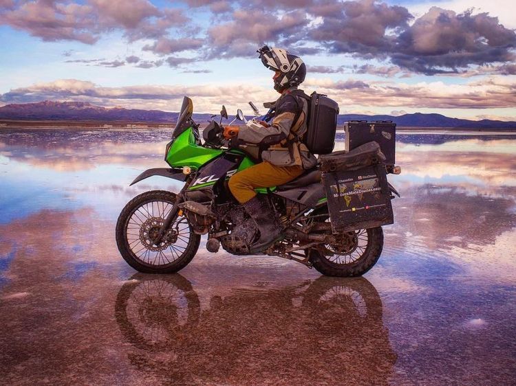 Penjelajah Keindahan Dunia Pakai Motor