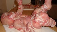 Ini bukan bayi sungguhan. In hanya daging-daging yang disatukan dan dibentuk mirip seperti bayi yang sedang telentang. Foto: Istimewa