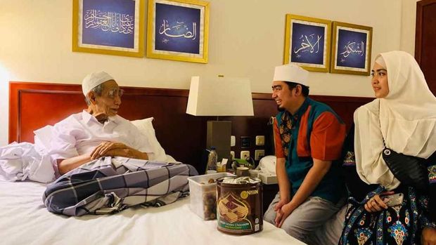 Lihat Momen-momen Ustaz Solmed dan Istri Jenguk Mbah Moen di Mekah