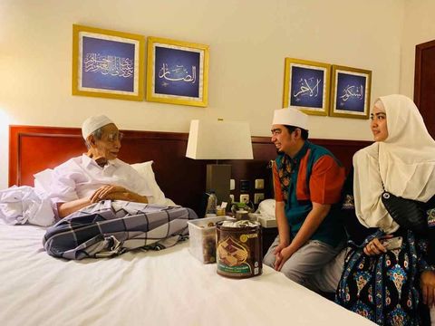 Ustaz Solmed Sempat Berkunjung ke Kamar Mbah Moen di Mekah