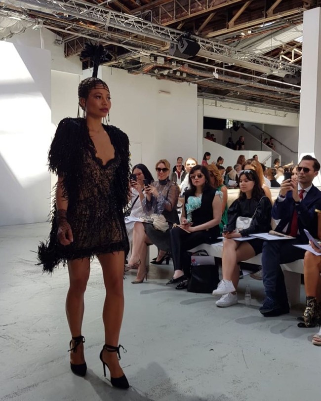 Kenalan dengan Emma, model Inggris yang sering tampil di fashion show D&G. Ia punya gaya hidup mewah yang sering jadi sorotan. Wanita 33 tahun itu bahkan menempati rumah megah yang merupakan rumah bersejarah Inggris. Foto: Instagram