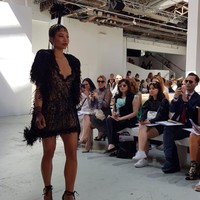 Kenalan dengan Emma, model Inggris yang sering tampil di fashion show D&G. Ia punya gaya hidup mewah yang sering jadi sorotan. Wanita 33 tahun itu bahkan menempati rumah megah yang merupakan rumah bersejarah Inggris. Foto: Instagram