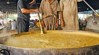 Semua relawan yang bekerja di sini, sudah terlatih dan biasa untuk memasak dalam jumlah yang besar. Setiap ahrinya dibutuhkan sekitar 12.000 kilo tepung terigu, hingga 2.000 kilo aneka sayuran. Foto: Istimewa