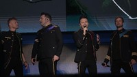 Teriakan histeris pun terdengar. Hello My Love menjadi lagu pertama yang mereka lantunkan. Foto: Asep Syaifullah