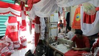 Untuk dapat menyelesaikan orderan bendera merah putih tersebut para penjahit telah bekerja sejak pagi hari.