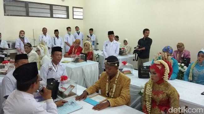 Setelah mendaftar mereka diharuskan datang menjalani gladi resik pada 4 Agustus 2019. Pada saat itulah keduanya diberitahukan kalau prosesi akad nikah mereka akan digelar di area wall climbing. Dalam menggelar pernikahan massal, panitia memang memilih tempat-tempat yang unik di kampus UMM sebagai lokasi akad nikah. Selain area wall climbing, tempat lainnya adalah laboratorium farmasi, studio radio dan crane bengkel otomotif. Foto: Eko Susanto/detikcom