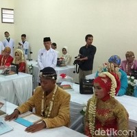 Setelah mendaftar mereka diharuskan datang menjalani gladi resik pada 4 Agustus 2019. Pada saat itulah keduanya diberitahukan kalau prosesi akad nikah mereka akan digelar di area wall climbing. Dalam menggelar pernikahan massal, panitia memang memilih tempat-tempat yang unik di kampus UMM sebagai lokasi akad nikah. Selain area wall climbing, tempat lainnya adalah laboratorium farmasi, studio radio dan crane bengkel otomotif. Foto: Eko Susanto/detikcom