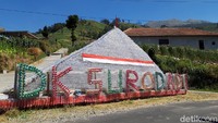 Menyambut Hari Ulang Tahun (HUT) Kemerdekaan Republik Indonesia, seluruh warga Indonesia menghias kampungnya masing-masing. Tak terkecuali warga Dukuh Surodadi RT 04/02, Desa Tarubatang, Kecamatan Selo, Kabupaten Boyolali (Ragil/detikcom)