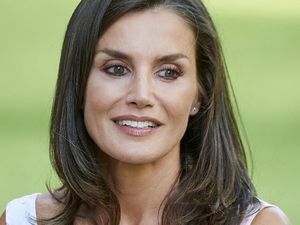Foto Liburan Keluarga di Taman, Ratu Letizia Cantik Bergaun Motif Bunga