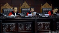 Terdapat 67 putusan yang akan dibacakan MK mulai pagi ini. Sidang pembacaan putusan itu pun dilakukan di ruang sidang lantai 2 gedung MK, Jl Medan Merdeka Barat, Jakarta Pusat.
