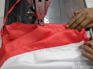 Perempuan di Lampung Jahit Sendiri Bendera Merah Putih yang Dibakarnya
