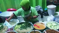Begini lapak penjual pecel tumpang.Bu Slamet di Kediri. Semua sayuran dan pelengkap ditata di depannya. Kompley dengan pilihan sambal pecel atau sambal tumpang. Foto : Instagram @dedit.kurnianta