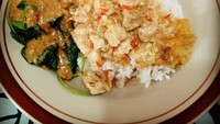Biasanya penjual pecel biasa juga menyediakan pecel tumpang. Kalau mau menikmatinya sekaligus, bisa pecel sayuran dan nasi disiram sambal tumpang. Foto : Instagram @yaniearivikasari