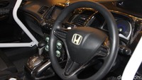 Bubuhan perangkat audio system juga tak terlalu mencolok pada mobil sport ini, Dedi hanya menyematkan head unit double din, power monoblok 3.200 watt yang bisa mendobrak suara pada dual sun speaker merk Gramond dan Pioner. Kemudian di sektor interior Abim menyematkan full leather seat bride dan full carbon kevlar. 
