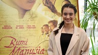 Bintang Bumi Manusia itu tampak sangat manis kala tersenyum. Pool/Noel/detikFoto.