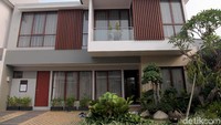 Hunian ini juga dekat dengan fasilitas umum dan fasilitas sosial seperti sekolah Internasional dan Nasional favorit, pusat perkantoran TB Simatupang, TMII, pusat berbelanjaan, Hotel Bintang 4, rumah sakit, dan Royale Golf Jakarta, serta Halim Perdana Kusuma Airport. 