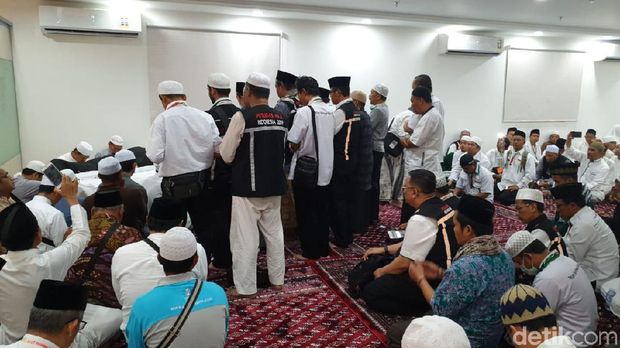 Setelah salat jenazah, pelayat diminta bergantian dengan orang lain
