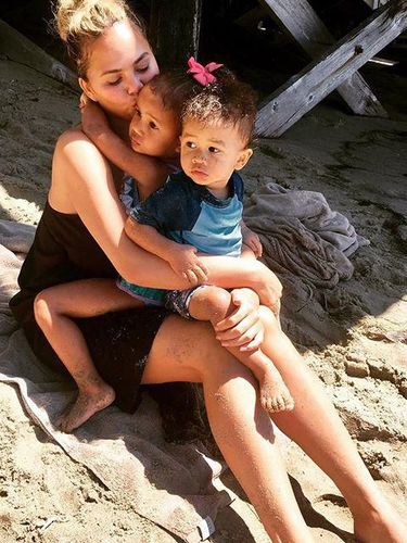 Chrissy Teigen dan dua anaknya, Luna serta Miles.