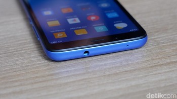 Bagian atas terdapat port jack audio 3,5 mm. Foto: Adi Fida Rahman/detikINET