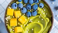 Dibuat dengan campuran matcha atau teh bubuk Jepang es krim matcha aromanya sangat harum. Dipadukan dengan mangga, blueberry dan quinoa beku jadi istimewa. Foto : Instagram @fitomatoes