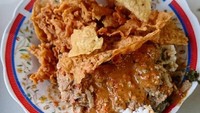Siapa yang tak tergoda? Nasi diberi topping sayuran rebus dan disiram sambal tumpang yang gurih pedas. Tambah rempeyek udang dan kerupuk. Mantap. Foto : Instagram @danuras_