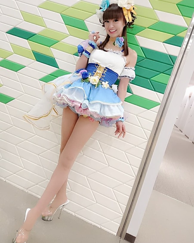 Sayuri mendapat banyak pujian dari netizen ketika tampil dengan kostum karakter anime berusia remaja, salah satunya Kotori Minami. Meski ada jaruh usia 34 tahun, ia terlihat cocok memerankannya. Foto: Instagram @katsumisayuri_sayuri
