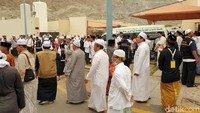 Sejumlah orang nampak menanti untuk mengantarkan jenazah Mbah Moen yang akan disalatkan di Masjidil Haram.