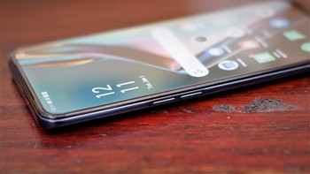 Ponsel ini ditenagai Snapdragon 710. Foto: Adi Fida Rahman/detikINET