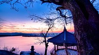 Silleuksa Temple dikarunia dengan pemandangan super romantis. Saat matahari kembali ke peraduan, langit senja berwarna ungu, pink dan jingga akan mewarnai. (iStock)