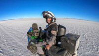 Menurut Alex, dengan mengganti motor setiap melewati perbatasan negara, maka hal itu akan membuat pengeluaran biaya semakin efektif. Foto: instagram Alex Chacon
