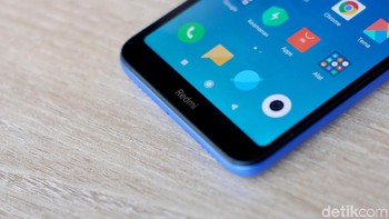 Bagian bawah layar terdapat bezel tebal bertuliskan Redmi. Foto: Adi Fida Rahman/detikINET