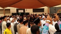 Sejumlah orang nampak telah berkumpul untuk mengantarkan jenazah Mbah Moen ke ambulans yang akan membawa jenazah kiai karismatik tersebut untuk disalatkan di Masjidil Haram.