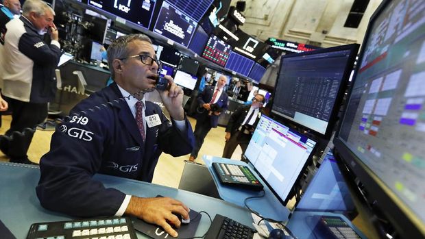 Trader Gregory Rowe works on the floor of the New York Stock Exchange, Monday, Aug. 5, 2019. Stocks plunged on Wall Street Monday on worries about how much President Donald Trump's escalating trade war with China will damage the economy. (AP Photo/Richard Drew)