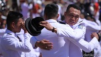Para pamong praja muda itu pun tak kuasa menahan haru usai dilantik oleh wakil presiden.