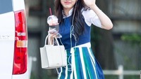Jihyo tertangkap sedang bawa minuman sambil jalan nih. Penampilannya sedikit berbeda karena rambutnya panjang. Foto: Instagram globaljihyo