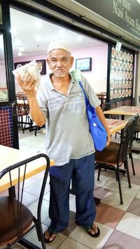 Pria Ini Tempuh Jarak 100 Km Jual Ikan Asin Demi Isterinya