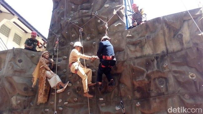 Nita dan Subandriyo sepakat untuk mengikuti acara nikah massal karena unik dan tidak ingin membebani orangtua dengan biaya pernikahan. Pasangan yang tinggal di Yogyakarta ini pun mendaftar pada panitia pernikahan massal di Universitas Muhammadiyah Magelang. Foto: Eko Susanto/detikcom