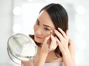 Selain di Kulit Kepala, Ketombe Ternyata juga Ada di Alis dan Telinga Lho