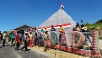 Piramida tersebut berbentuk segitiga sama kaki. Memiliki panjang 12 meter dan tinggi 4 meter. Dibangun di tikungan perempatan Dukuh Surodadi, di jalan Gebyok – Jeruk, Selo (Ragil/detikcom)