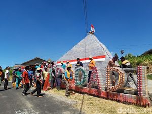 Foto: Piramida Sampah Plastik di Lereng Merbabu