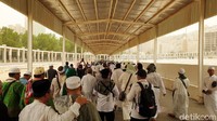 Mbah Moen diketahui wafat Selasa (6/8/2019) pukul 04.17 waktu Mekah dalam usia 90 tahun. Usai disalatkan di Masjidil Haram, almarhum dimakamkan di Pemakaman Al Mala usai salat Dzuhur.