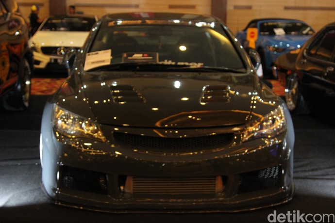 Rombak Honda Civic Lebih Gendut dan Berisi